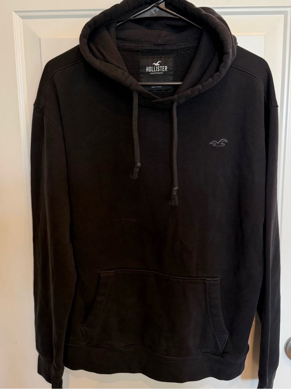 Hollister Men's Black Pullover Hoodie with Subtle Logo